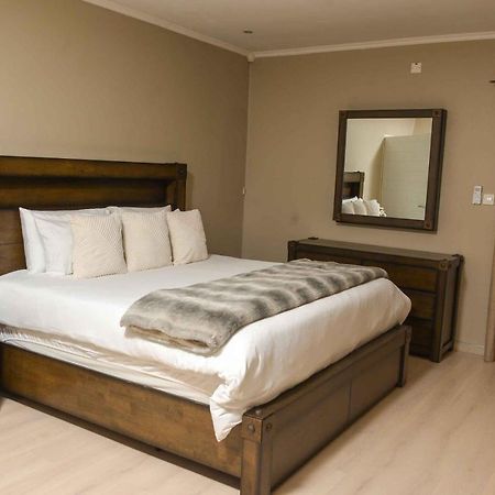 Immaculate Villa 哈博罗内 外观 照片
